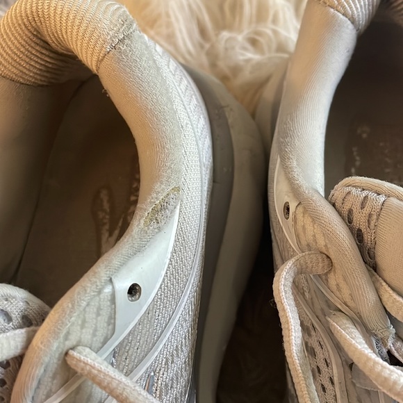 Brooks light gray Ghost 12 women’s running shoes - Picture 10 of 12